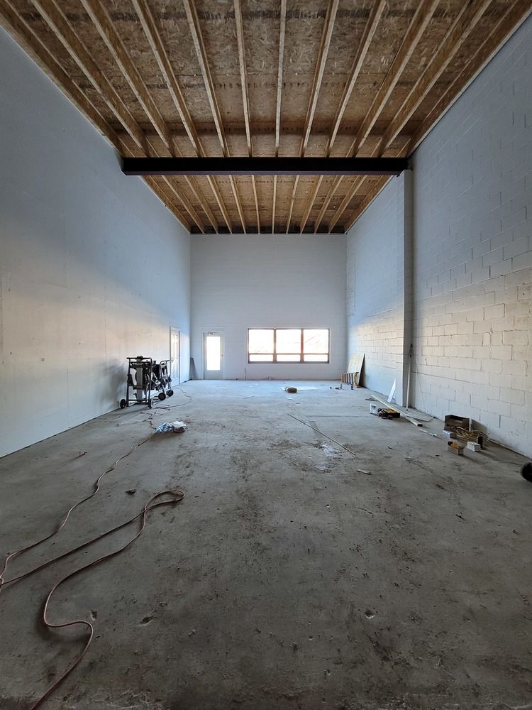 Flex/Retail Space: 2121 State St, Columbus, IN 47201